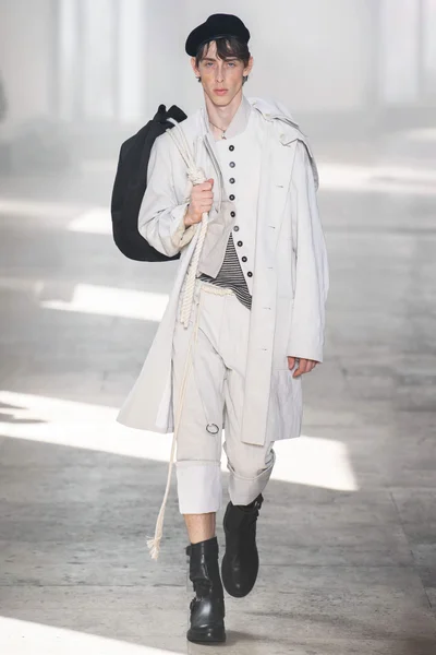 Look 16
